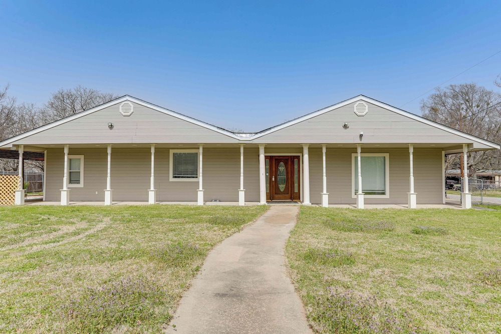 Hot Tub & Fenced Yard: Dog-friendly Gem in Denison