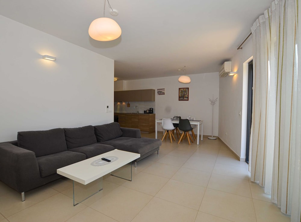 Family Friendly Spacious Apartment With Garden and Terrace