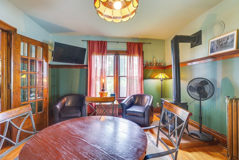 Group Getaway: Luxe Farmhouse in Mt Horeb!
