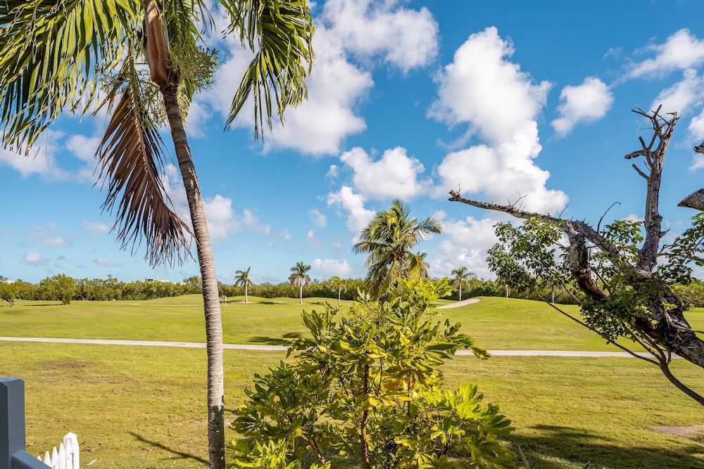 Paradise Point by Avantstay Golf Course Living view 3