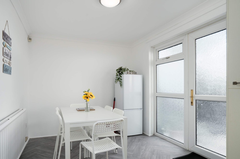 Spacious - 3 Bed - Free Parking