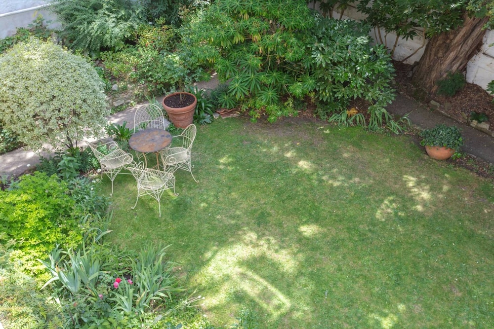Stunning 2 Bedroom Apartment in the Heart of Chelsea