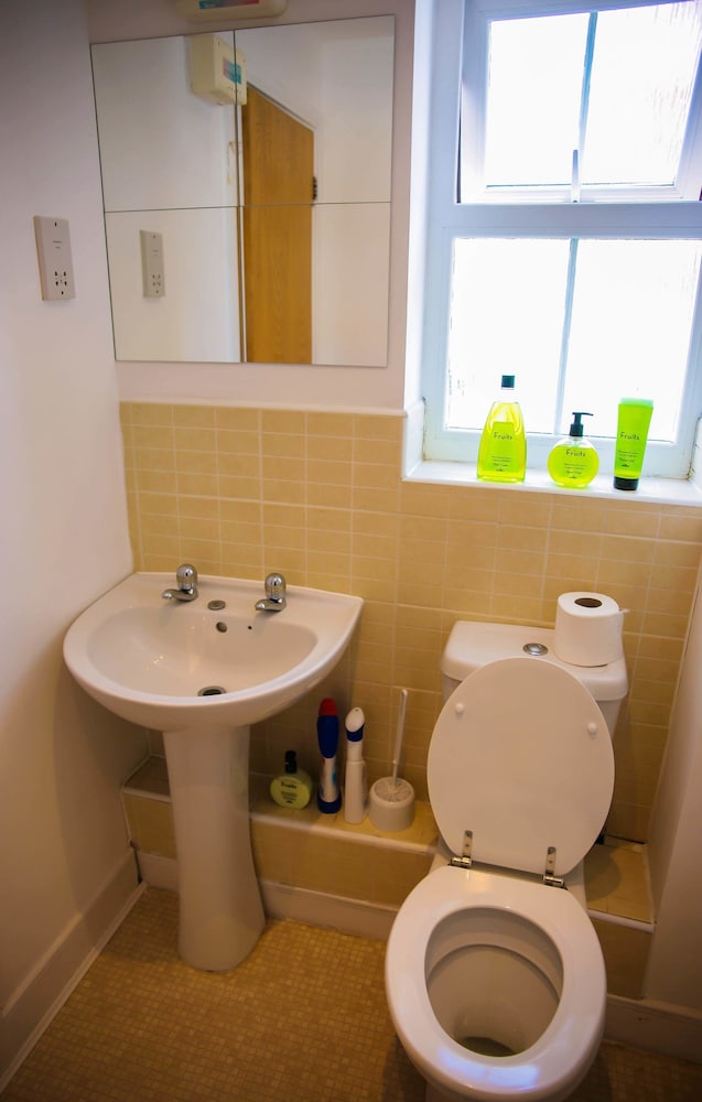 Modern 2 Bedroom Apartment