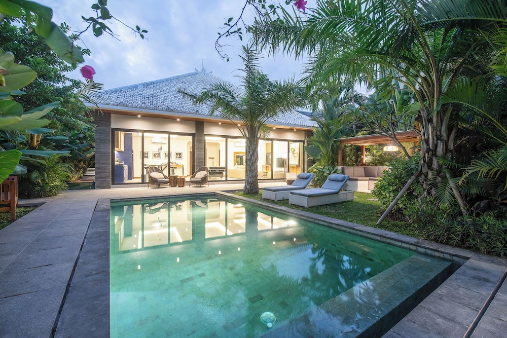 Elegant 3BR Retreat Stylish Modern Villa Seminyak