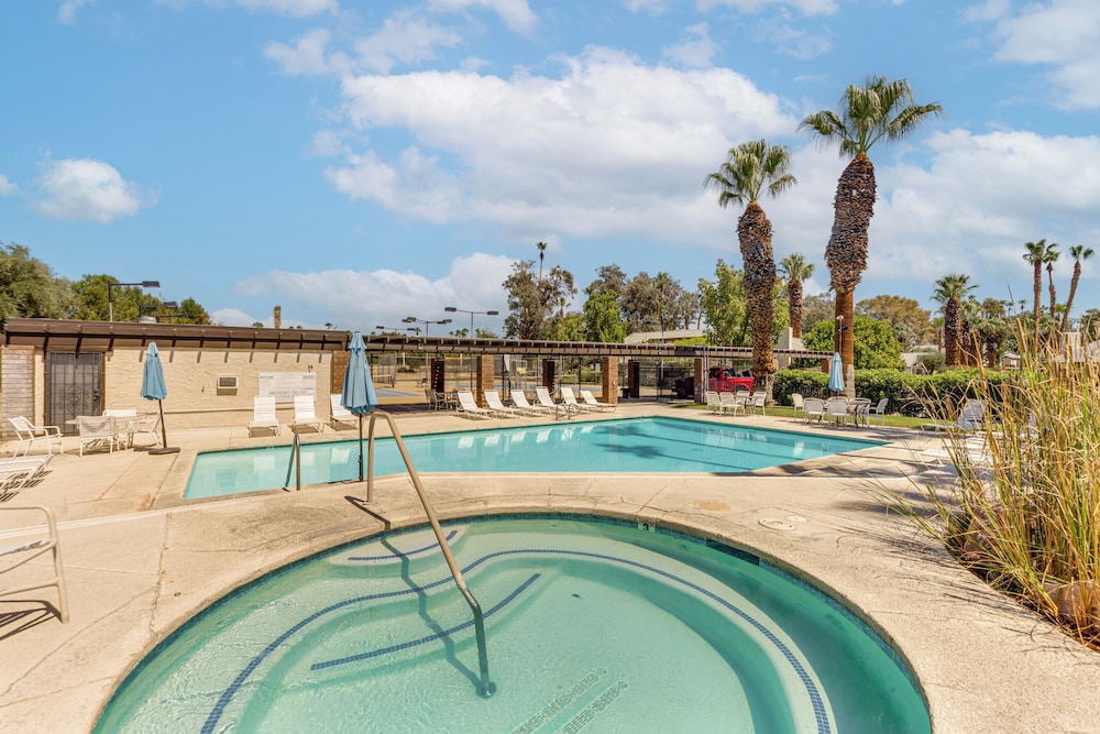 Resort-style Palm Springs Townhome w/ Pool Access