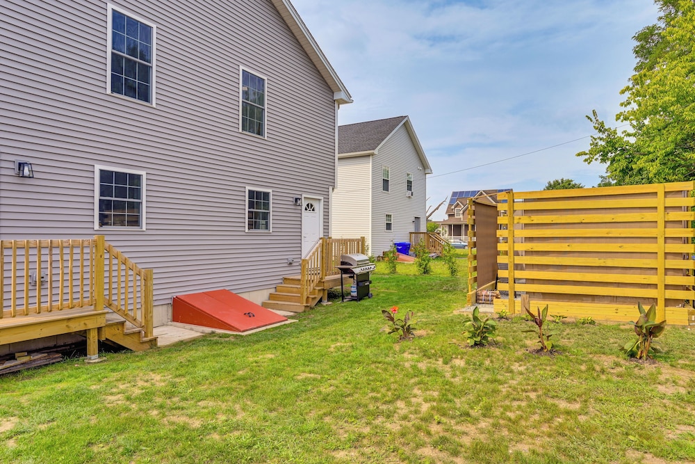 1 Mi to MGM Springfield: Cozy Winter Duplex!