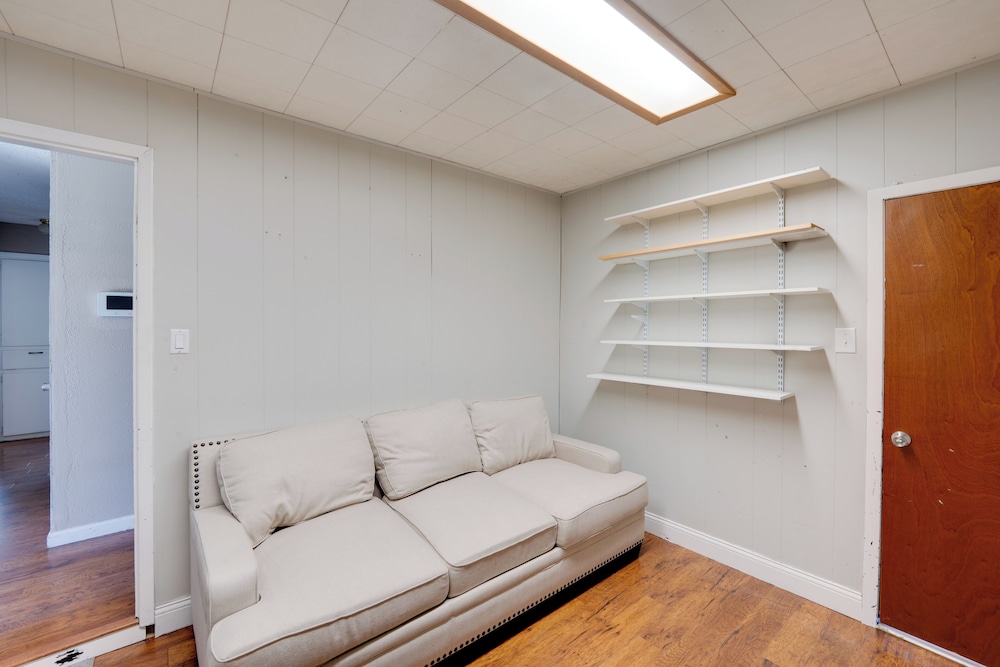 3 Mi to Dtwn Denton: Getaway w/ Furnished Patio!