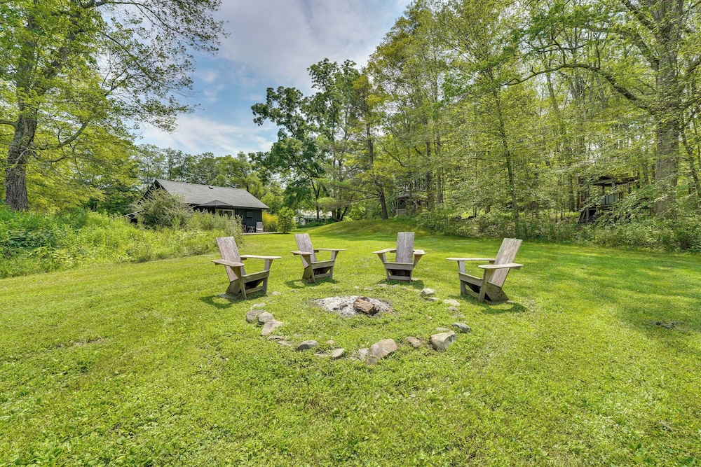 Highland 1850s Studio Barn on Sprawling 4.5 Acres!