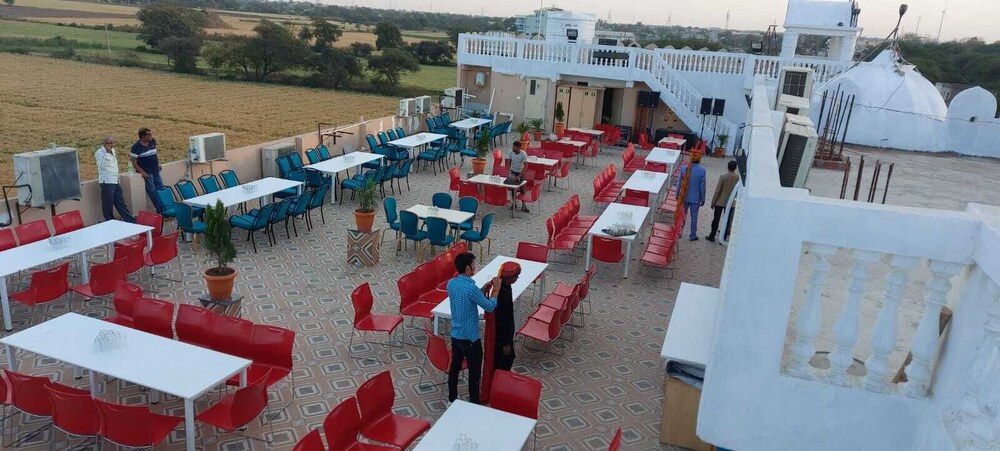 Hotel Karishma Palace Badnawar