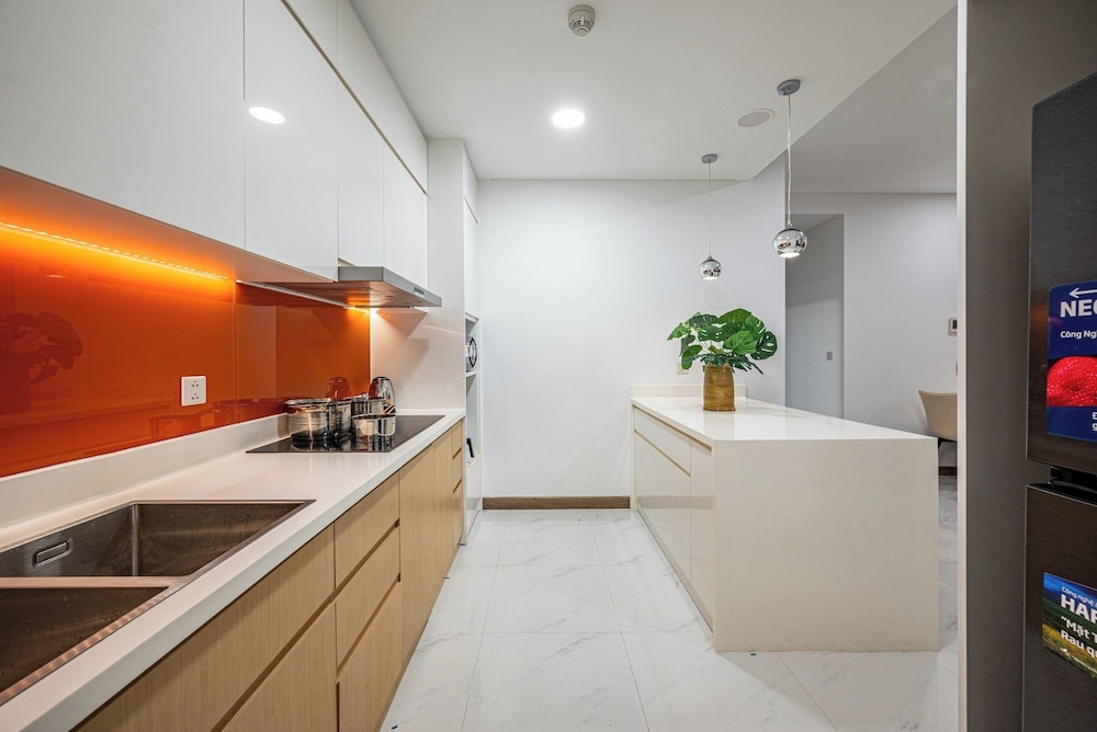 Luxury Sunwah Apartment near Landmark 81 - City View