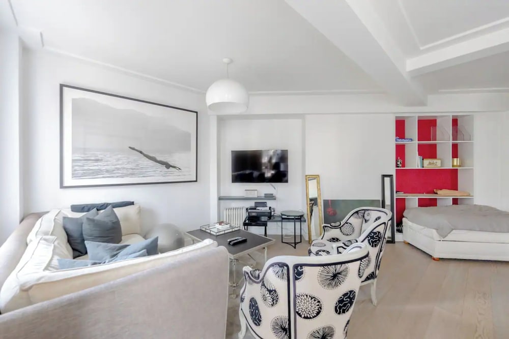 Sleek & Stylish 1BD Flat w/ Balcony - Kings Road