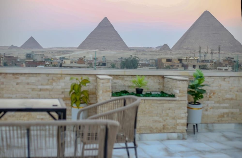 Point Pyramids View Inn