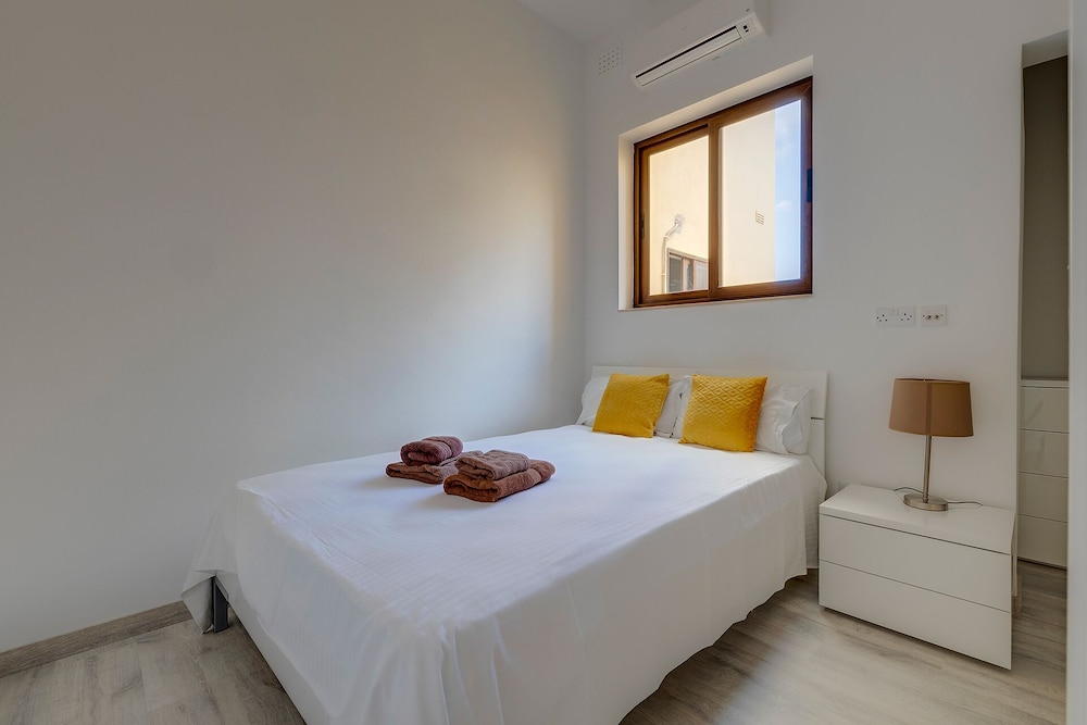 Chic 2BR Apartment, Ideal Location view 3