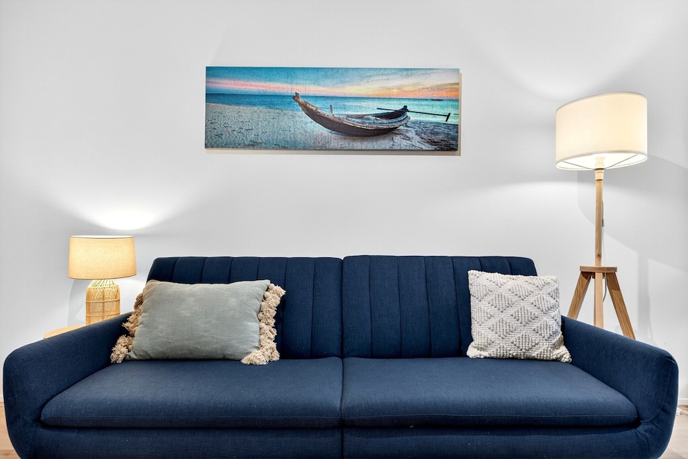 Bright 2-bed Unit Near Scarborough Beach