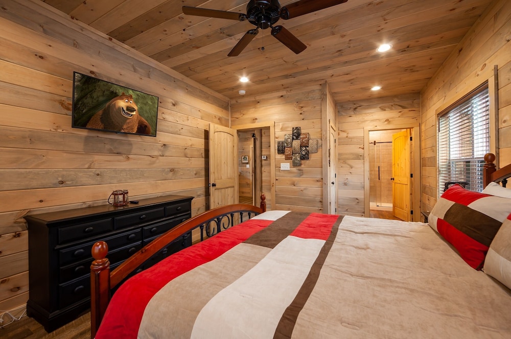 Creekside Manor Too 2 Bedroom Cabin by RedAwning view 2