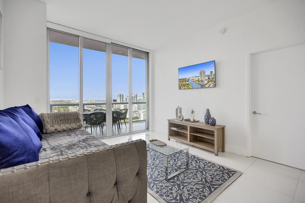 Amazing Penthouse at Beachwalk - Image 2