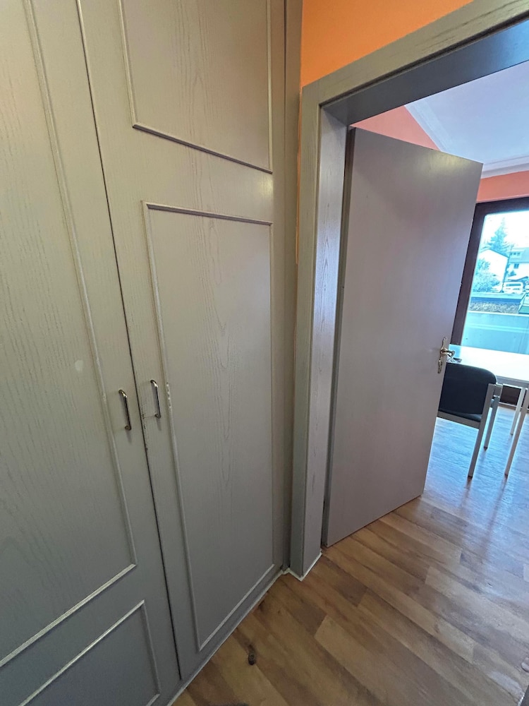 2-Rent Group Hostel Rooms AUB162