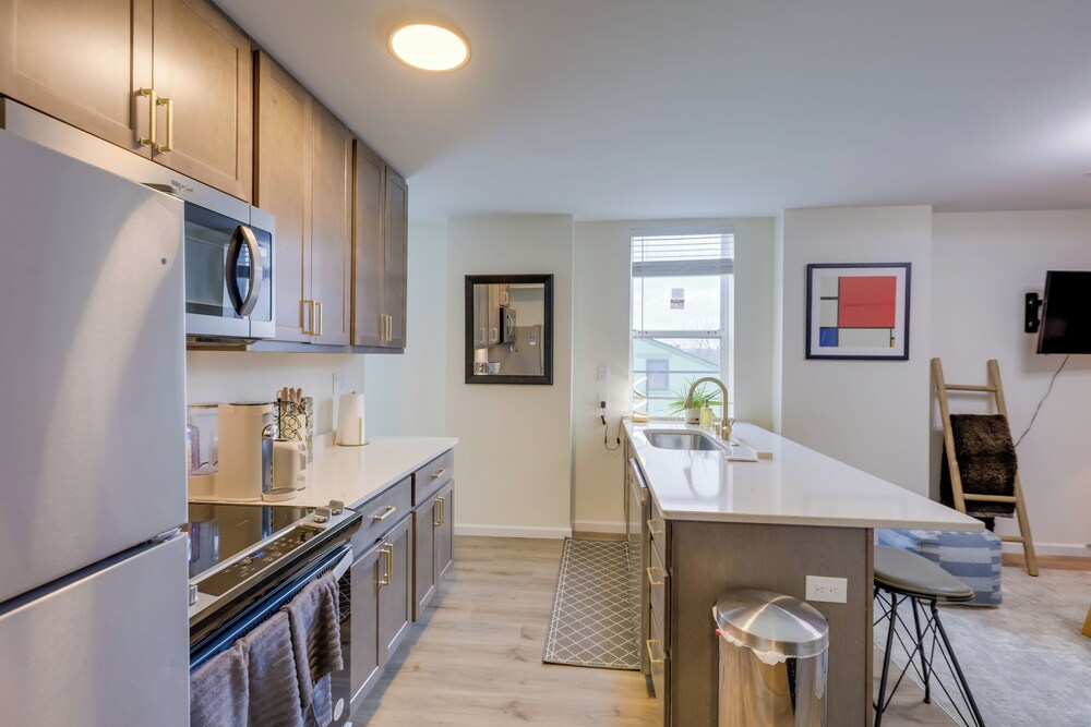 1 Mi to University of Cincinnati: 3rd-floor Condo!