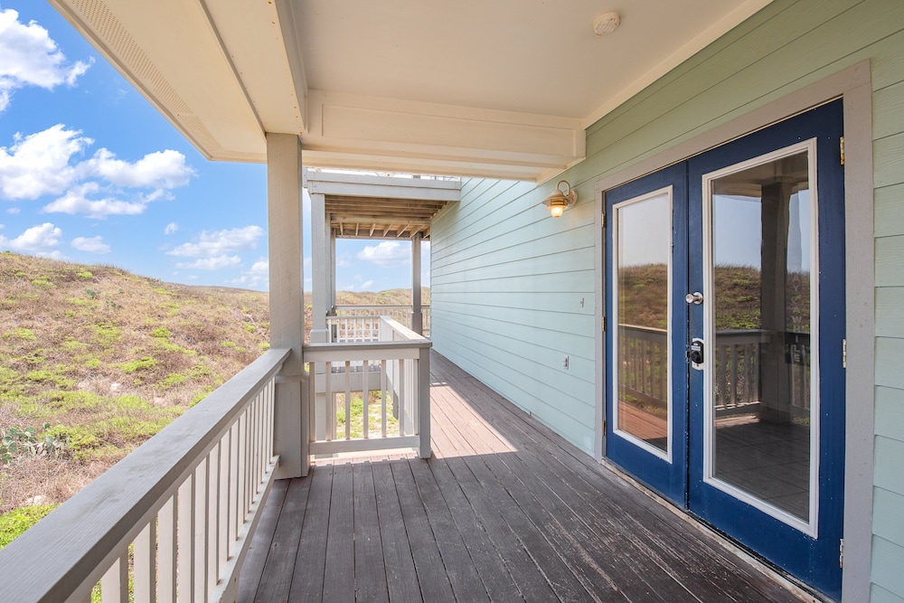 Beach Front Baby Ocean Views, Golf Cart & Pet Friendly!