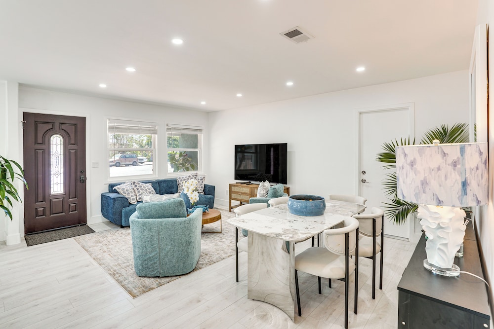 7 Mi Huntington Beach: Family Home w/ Patio!