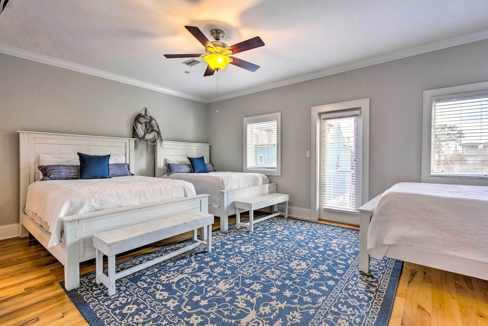 Home Near 30 A: Walk to Beach, Shops & Bicycles!