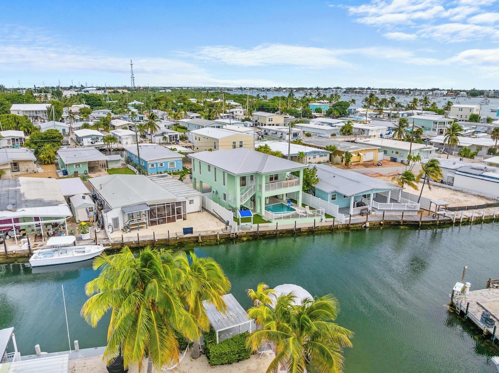 Aqua Verde Waterfront Lux Gem Dock Game Room