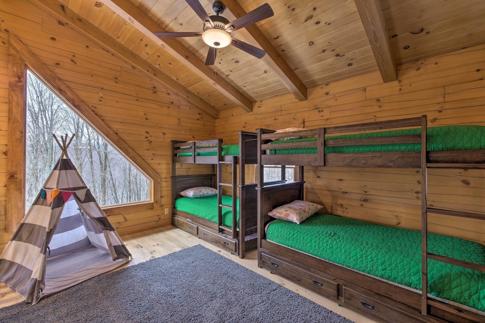 Family-friendly Warsaw Cabin w/ Deck & Fireplace! view 2