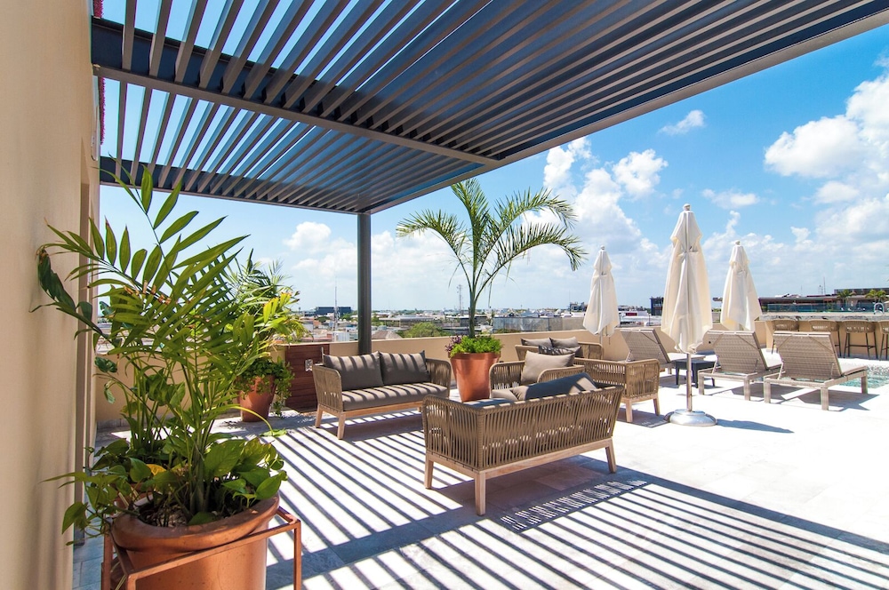 Condos with Oceanview Rooftop Pool