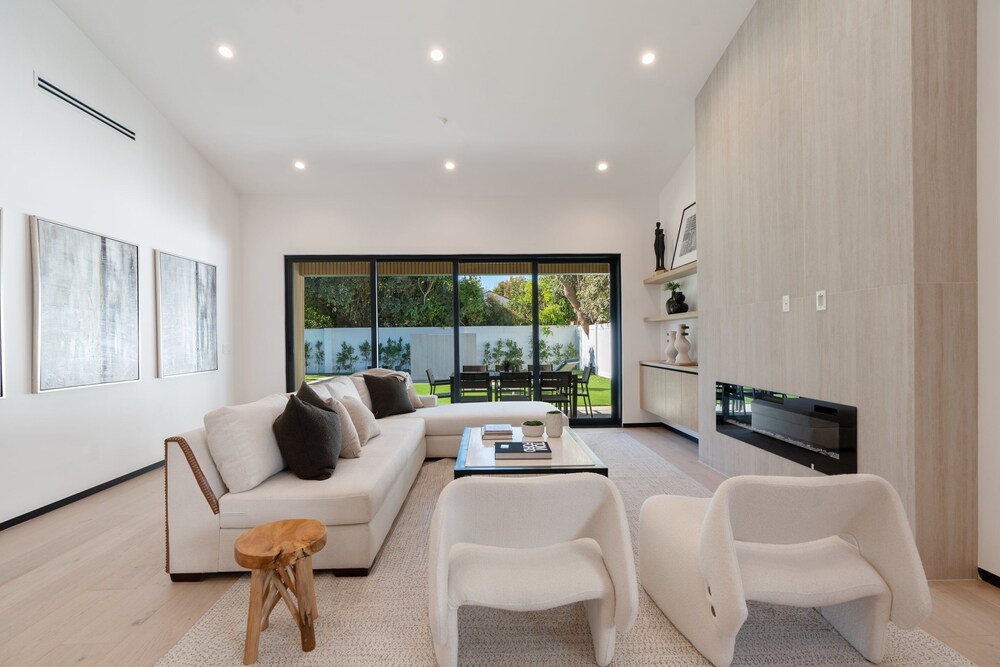 Noble Modern - Urban Sanctuary in Sherman Oaks With Poolside and Patio