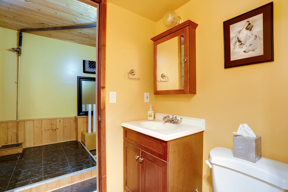 Snoqualmie Pass Cabin w/ Deck: Walk to Ski Lift view 2