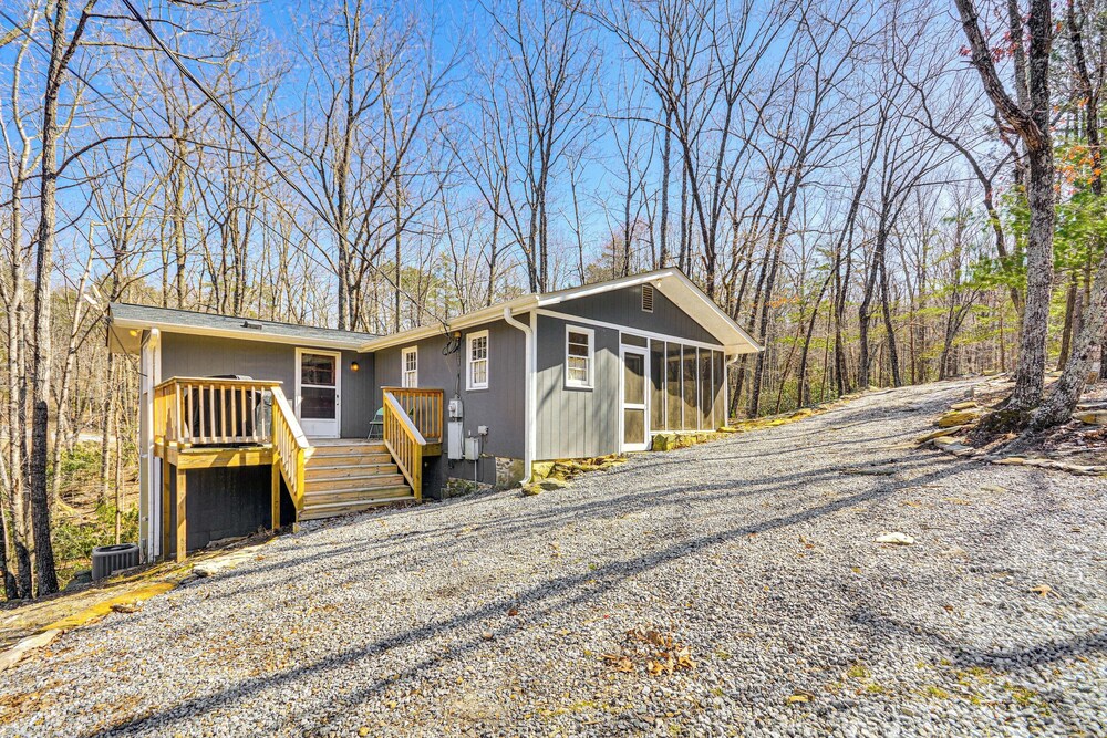 3 Mi to Hanging Rock State Park: Outdoor Haven!