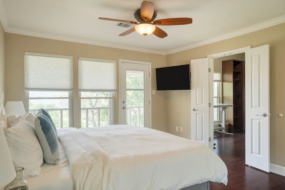 Travis by Avantstay Waterfront Lake Retreat view 3