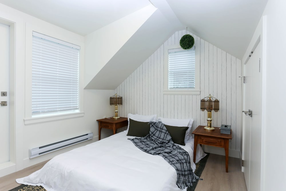 Tasteful 2 Bedroom Suite near Marine Gateway by Elevate Rooms view 4