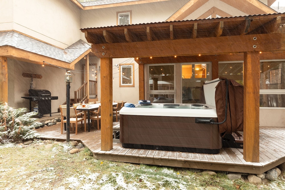 River Rock by Avantstay 8 Bedroom Ski Estate w Hot Tub Movie Theatre 10 Min Walk to Mtn