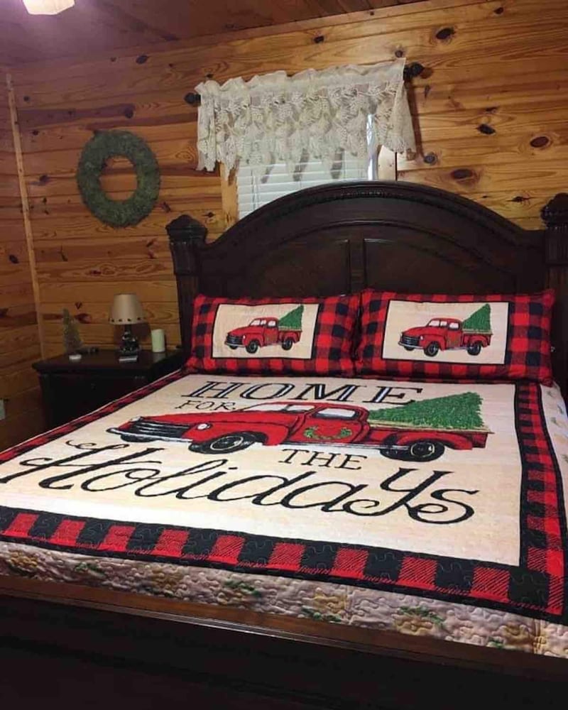 Beautiful Cabin w hot tub Sauna Pool Table