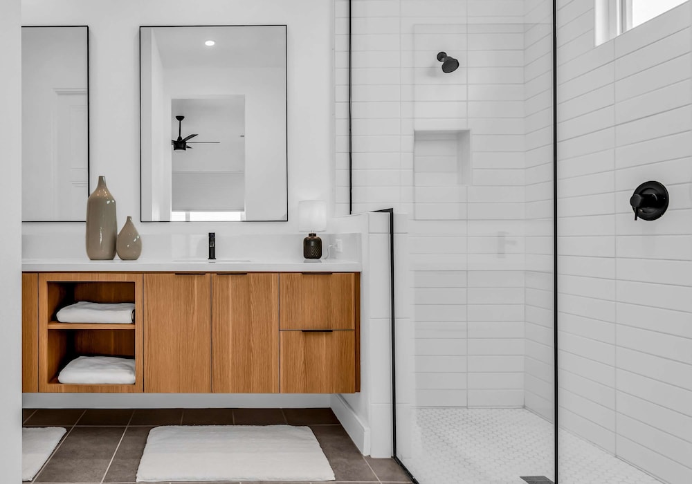 Modern Miralon - Sophisticated Retreat for Up To 5 w/ Resort Amenities