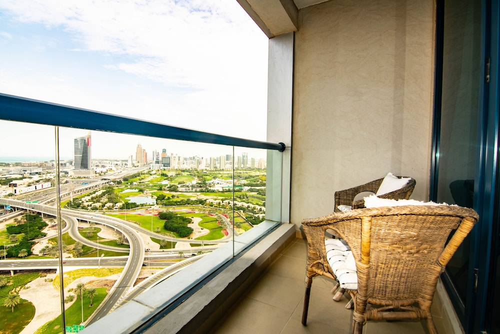 Lux BnB I X1 Tower I Golf Course & Sea Views