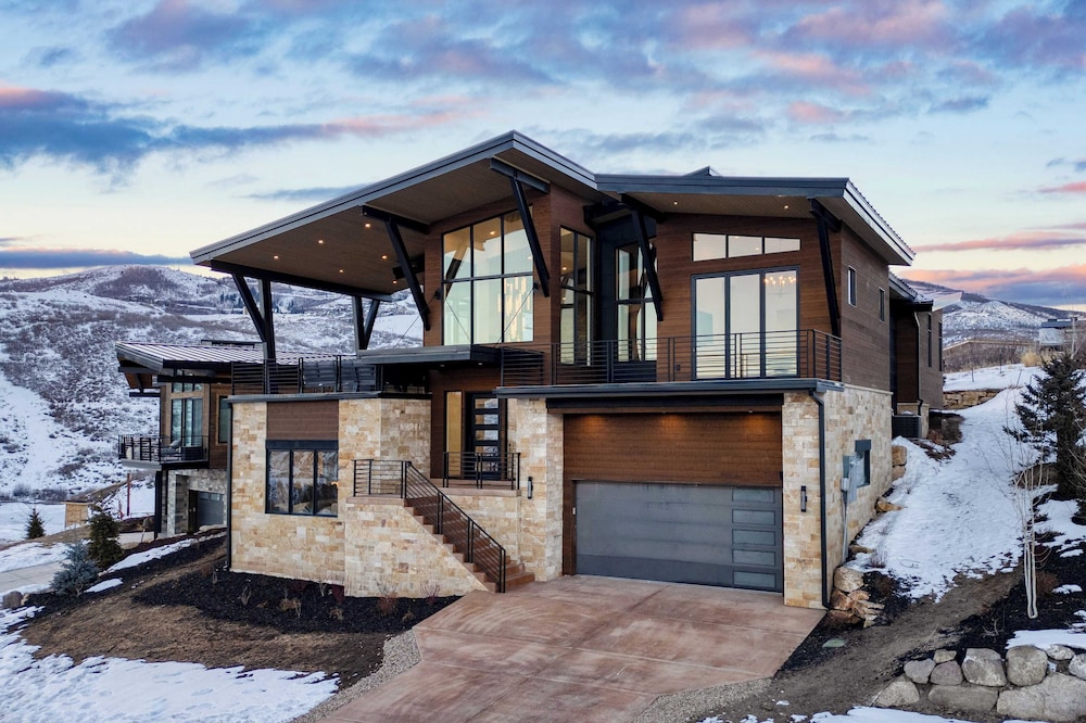Mins to Deer Valley Lift Firepit, Game Room, Views, 5bdr Orion by Avantstay