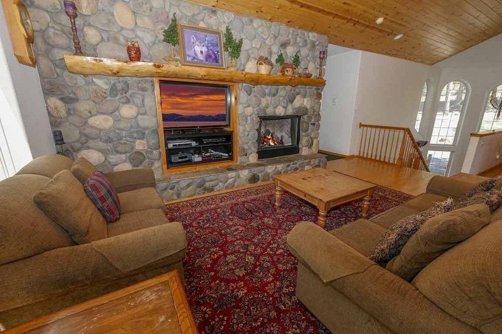 2460 Lupine Trail 6 Bedroom Home by RedAwning