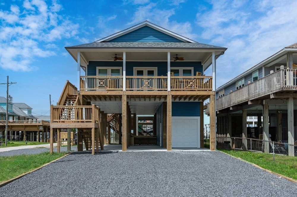 High Tide Hideaway 3 Bedroom Home by RedAwning view 5