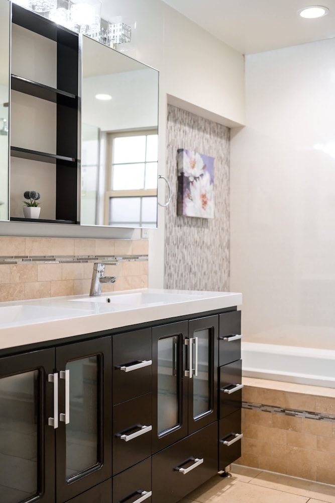 Luxury Estate With Sparkling Pool Elegant Amenities