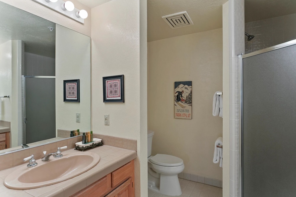 Powder Run at Deer Valley Resort - Two Bedroom Condo with Hot Tub #A13 2 Condo