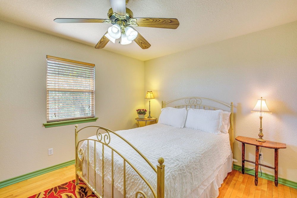 30 Mi to Fort Worth: Rural Retreat w/ Patio!
