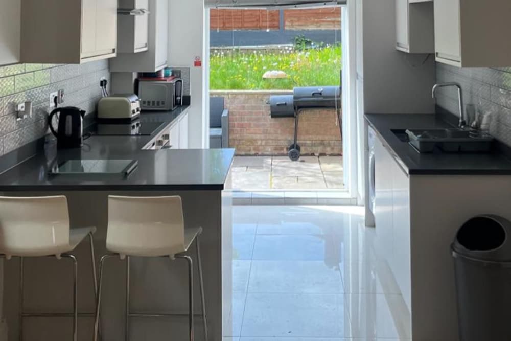Southgate Home - Sleeps 12 - Parking - Central
