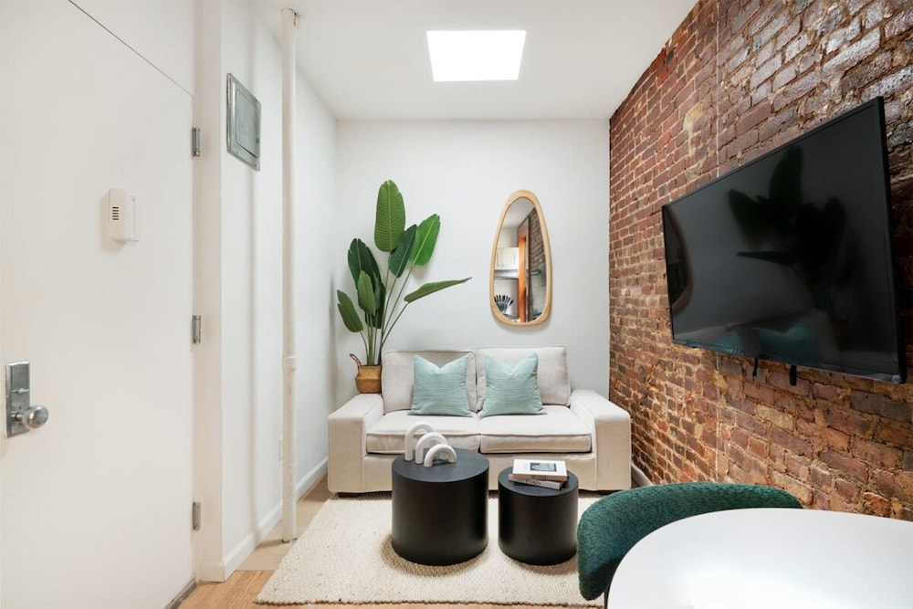 153-5a Charming 2BR LES W D