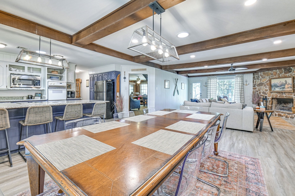 Home w/ Lake Texoma View, Game Room & Bar