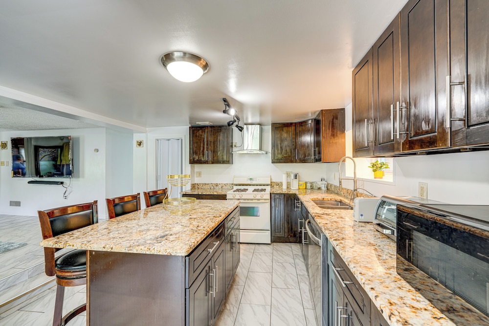 Cozy House on Meadowbrook Lake: Serene, Scenic!
