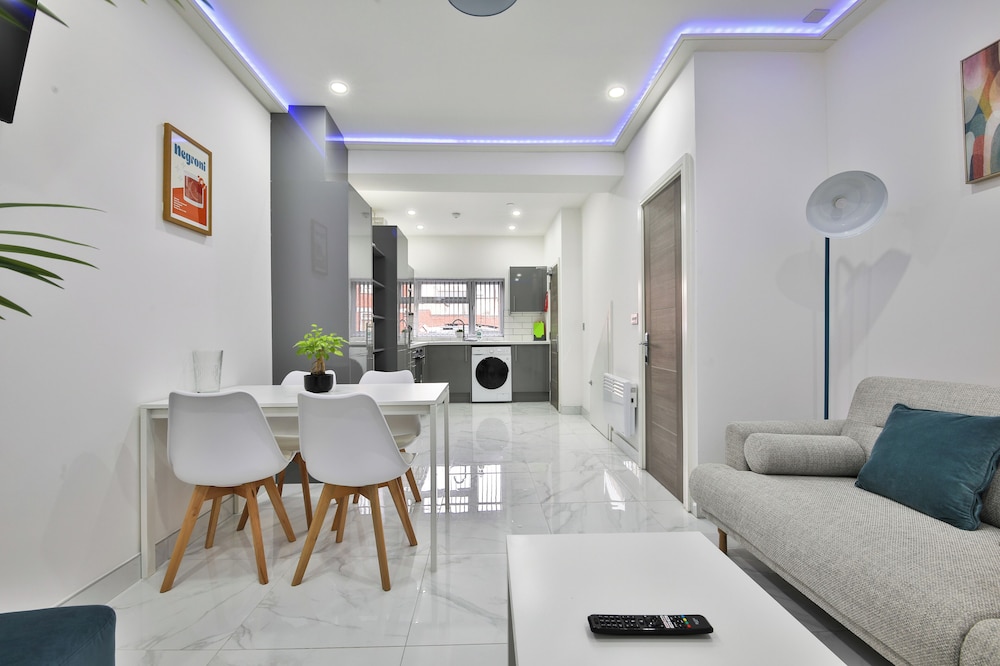 Modern 2 Bed House - Sleeps 4