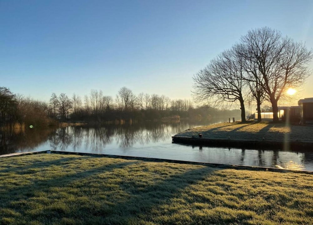 Tranquil Lakeside Stay for 4 Guests