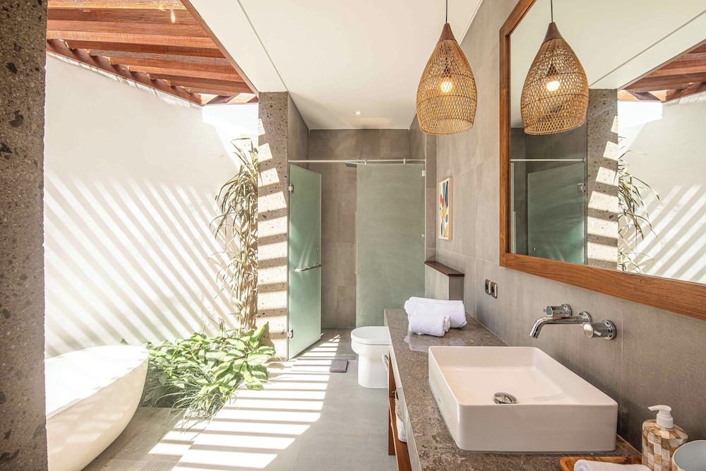 5-br Beach Villa in Canggu Overlooking Rice Fields